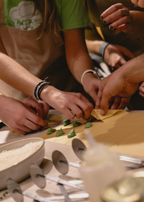 “Grup participant en un taller de benestar comunitari enfocat a alimentació i salut – Nodrint”